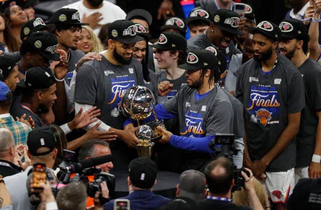 NBA, Basketball Herren, USA East Conference Finals Game 4 - New York Knicks at Cleveland Cavaliers New York Knicks players celebrate with the NBA Eastern Conference championship trophy after winning Game 4 of the NBA East Conference Finals between the Cleveland Cavaliers and the New York Knicks in Cleveland, Ohio, USA, 25 May 2026. CLEVELAND United States  Copyright: xDAVIDxMAXWELLx