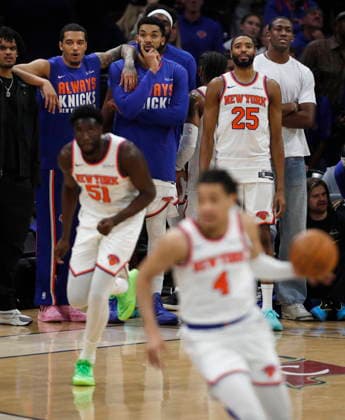 NBA, Basketball Herren, USA East Conference Finals Game 4 - New York Knicks at Cleveland Cavaliers New York Knicks players watch from the bench during the closing moments of Game 4 of the NBA East Conference Finals between the Cleveland Cavaliers and the New York Knicks in Cleveland, Ohio, USA, 25 May 2026. CLEVELAND United States  Copyright: xDAVIDxMAXWELLx