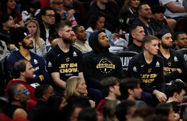 NBA, Basketball Herren, USA East Conference Finals Game 4 - New York Knicks at Cleveland Cavaliers Cleveland Cavaliers players watch dejectedly from the bench during the closing moments of Game 4 of the NBA East Conference Finals between the Cleveland Cavaliers and the New York Knicks in Cleveland, Ohio, USA, 25 May 2026. CLEVELAND United States  Copyright: xDAVIDxMAXWELLx