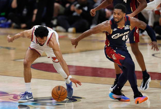 NBA, Basketball Herren, USA East Conference Finals Game 4 - New York Knicks at Cleveland Cavaliers New York Knicks guard Landry Shamet (L) steals the ball from Cleveland Cavaliers guard Donovan Mitchell (R) during Game 4 of the NBA East Conference Finals between the Cleveland Cavaliers and the New York Knicks in Cleveland, Ohio, USA, 25 May 2026. CLEVELAND United States  Copyright: xDAVIDxMAXWELLx