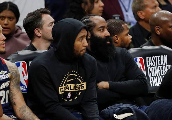 NBA, Basketball Herren, USA East Conference Finals Game 4 - New York Knicks at Cleveland Cavaliers Cleveland Cavaliers guard Donovan Mitchell (L) and Cleveland Cavaliers guard James Harden (R) watch from the bench after being pulled from the game in the fourth quarter of Game 4 of the NBA East Conference Finals between the Cleveland Cavaliers and the New York Knicks in Cleveland, Ohio, USA, 25 May 2026. CLEVELAND United States  Copyright: xDAVIDxMAXWELLx
