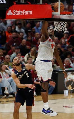 NBA, Basketball Herren, USA East Conference Finals Game 4 - New York Knicks at Cleveland Cavaliers New York Knicks forward guard OG Anunoby of the United Kingdom (R) dunks over Cleveland Cavaliers guard forward Max Strus (L) during Game 4 of the NBA East Conference Finals between the Cleveland Cavaliers and the New York Knicks in Cleveland, Ohio, USA, 25 May 2026. CLEVELAND United States  Copyright: xDAVIDxMAXWELLx