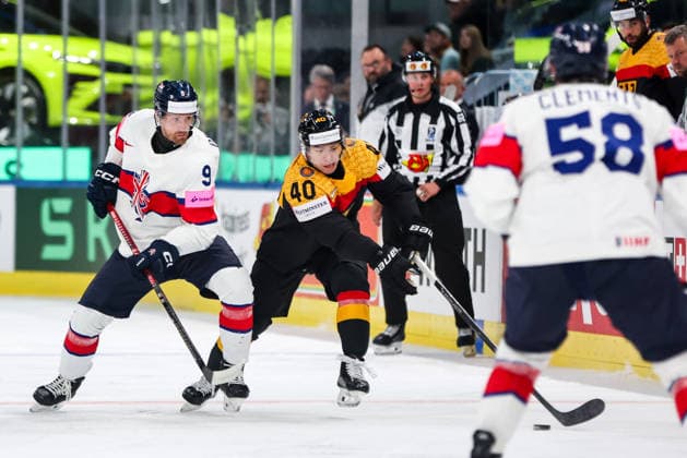Ice hockey, Eishockey - IIHF WC 2026 ZURICH,SWITZERLAND,25.MAY.26 - ICE HOCKEY - IIHF Ice Hockey World Championship, WM, Weltmeisterschaft 2026, group stage, Germany vs Great Britain. Image shows Brett Perlini (GBR) and Alexander Ehl (GER).  GEPAxpictures xMaticxKlansek