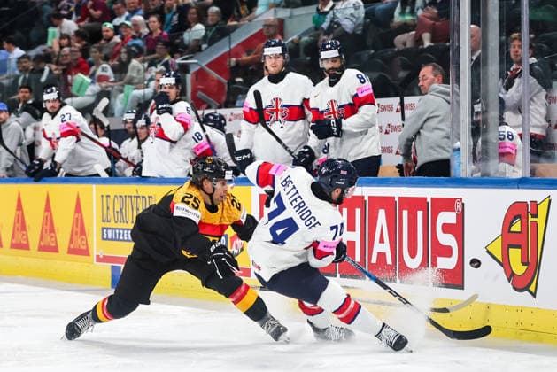 Ice hockey, Eishockey - IIHF WC 2026 ZURICH,SWITZERLAND,25.MAY.26 - ICE HOCKEY - IIHF Ice Hockey World Championship, WM, Weltmeisterschaft 2026, group stage, Germany vs Great Britain. Image shows Leon Huttl (GER) and Ollie Betteridge (GBR).  GEPAxpictures xMaticxKlansek