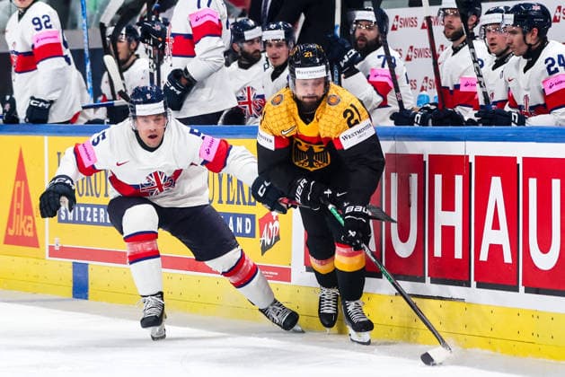 Ice hockey, Eishockey - IIHF WC 2026 ZURICH,SWITZERLAND,25.MAY.26 - ICE HOCKEY - IIHF Ice Hockey World Championship, WM, Weltmeisterschaft 2026, group stage, Germany vs Great Britain. Image shows Ben Davies (GBR) and Nicolas Krammer (GER).  GEPAxpictures xMaticxKlansek