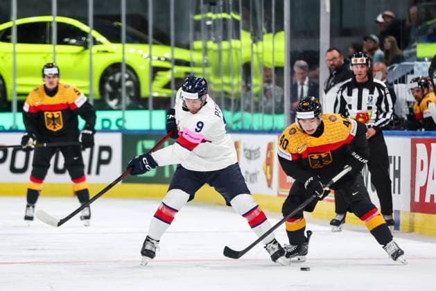 Ice hockey, Eishockey - IIHF WC 2026 ZURICH,SWITZERLAND,25.MAY.26 - ICE HOCKEY - IIHF Ice Hockey World Championship, WM, Weltmeisterschaft 2026, group stage, Germany vs Great Britain. Image shows Brett Perlini (GBR) and Alexander Ehl (GER).  GEPAxpictures xMaticxKlansek