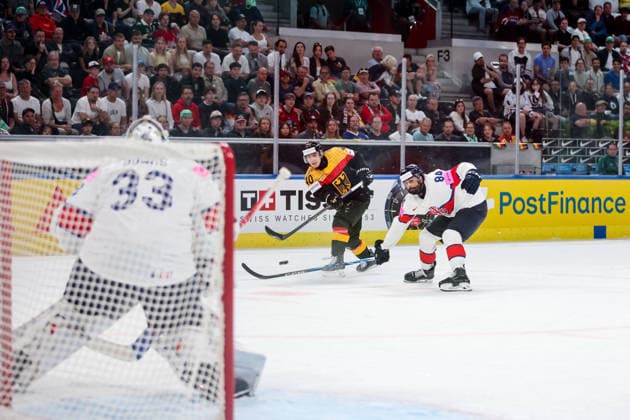 Ice hockey, Eishockey - IIHF WC 2026 ZURICH,SWITZERLAND,25.MAY.26 - ICE HOCKEY - IIHF Ice Hockey World Championship, WM, Weltmeisterschaft 2026, group stage, Germany vs Great Britain. Image shows Alexander Ehl (GER) and Travis Brown (GBR).  GEPAxpictures xMaticxKlansek
