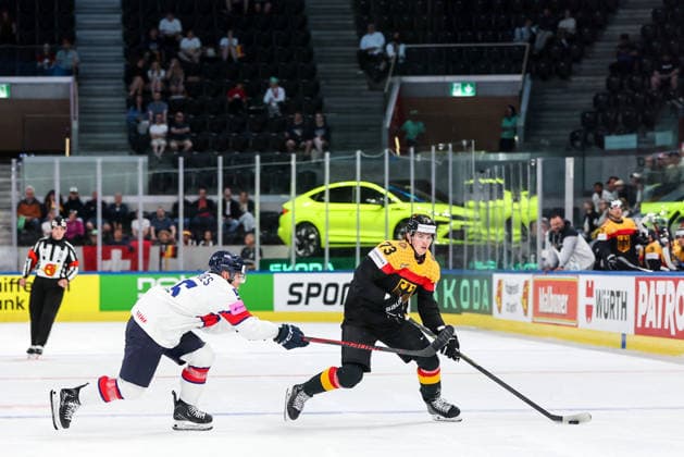 Ice hockey, Eishockey - IIHF WC 2026 ZURICH,SWITZERLAND,25.MAY.26 - ICE HOCKEY - IIHF Ice Hockey World Championship, WM, Weltmeisterschaft 2026, group stage, Germany vs Great Britain. Image shows Ben Davies (GBR) and Lukas Reichel (GER).  GEPAxpictures xMaticxKlansek