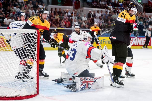 Ice hockey, Eishockey - IIHF WC 2026 ZURICH,SWITZERLAND,25.MAY.26 - ICE HOCKEY - IIHF Ice Hockey World Championship, WM, Weltmeisterschaft 2026, group stage, Germany vs Great Britain. Image shows Alexander Karachun (GER), Ben Bowns (GBR) and Nicolas Krammer (GER).  GEPAxpictures xMaticxKlansek