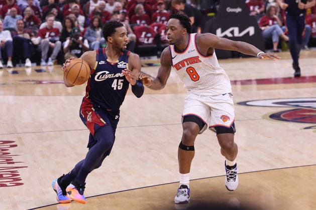 Cleveland Cavaliers Donovan Mitchell (45) dribbles to the basket while guarded by New York Knicks OG Anunoby (8) in the third quarter of the Eastern Conference Final game 4 in Cleveland, Ohio Monday May 25, 2026. The Knicks defeated the Cavaliers 130-93 to advance to the NBA, Basketball Herren, USA Finals.  CLE20260525126 AARONxJOSEFCZYK