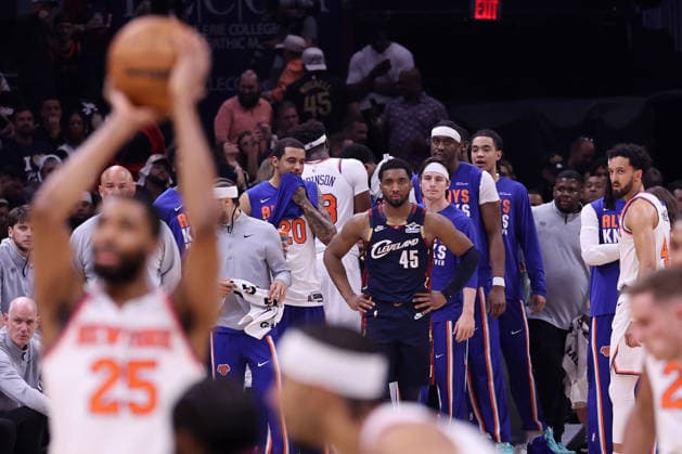 Cleveland Cavaliers Donovan Mitchell (45) watches as New York Knicks bench as Mikal Bridges (25) shoots a free throw in the third quarter of the Eastern Conference Final game 4 in Cleveland, Ohio Monday May 25, 2026. The Knicks defeated the Cavaliers 130-93 to advance to the NBA, Basketball Herren, USA Finals.  CLE20260525127 AARONxJOSEFCZYK