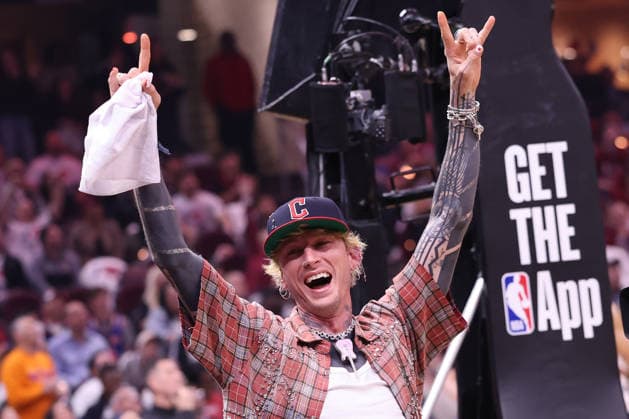 Cleveland native Machine Gun Kelly pumps up the crowd during the third quarter of the New York Knicks game against the Cleveland Cavaliers in the Eastern Conference Final game 4 to win the series 4-0 in Cleveland, Ohio Monday May 25, 2026. The Knicks clinched the series with a 130-93 win to advance to the NBA, Basketball Herren, USA Finals.  CLE20260525129 AARONxJOSEFCZYK