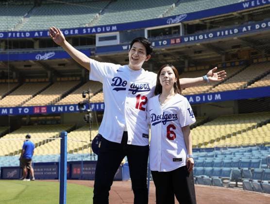Baseball: Rockies vs. Dodgers Milan Cortina Olympic Figure skating, Eiskunstlauf pairs gold medalists Riku Miura (R) and Ryuichi Kihara pose for a photo at Dodger Stadium in Los Angeles on May 25, 2026. The pair visited the ballpark to throw the ceremonial first pitch ahead of a baseball game between the Los Angeles Dodgers and the Colorado Rockies at Dodger Stadium.  A14AA0005611856P