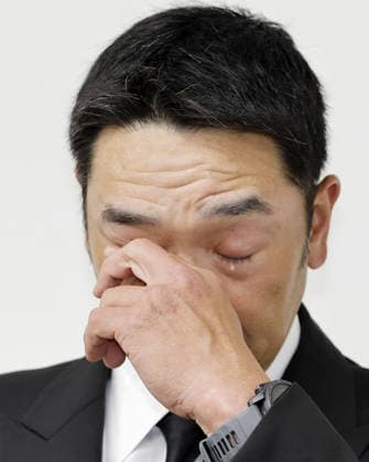 Baseball: Abe resigns as Giants manager Shinnosuke Abe cries during a press briefing in Tokyo on May 26, 2026, as he resigns as manager of the Yomiuri Giants following his arrest the previous day on suspicion of assaulting his daughter. He was released in the small hours of May 26.  A14AA0005611873P