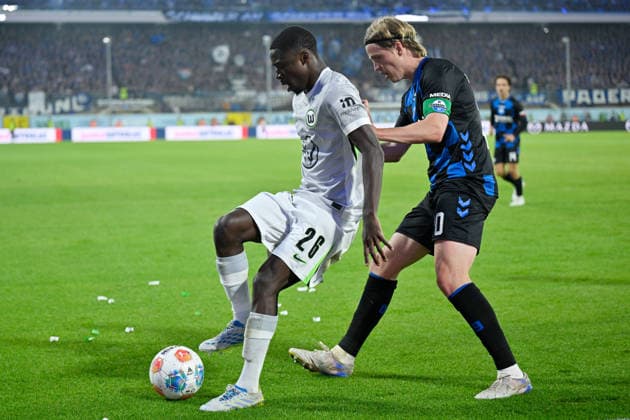 Paderborn, Home Deluxe Arena, 25 05 26, GER, Men, Relegation, Season 2025 2026, SC Paderborn 07 VfL Wolfsburg Picture from left in duel Sael KUMBEDI Wolfsburg and Felix GOETZE Paderborn DFL regulations prohibit any use of photographs as image sequences and or quasi video NRW Germany