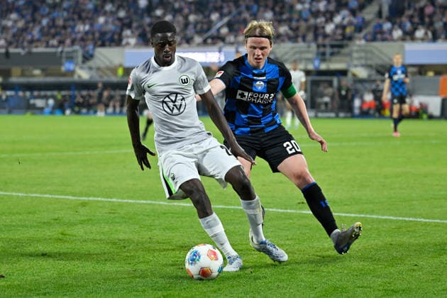 Paderborn, Home Deluxe Arena, 25 05 26, GER, Men, Relegation, Season 2025 2026, SC Paderborn 07 VfL Wolfsburg Picture from left in duel Sael KUMBEDI Wolfsburg and Felix GOETZE Paderborn DFL regulations prohibit any use of photographs as image sequences and or quasi video NRW Germany