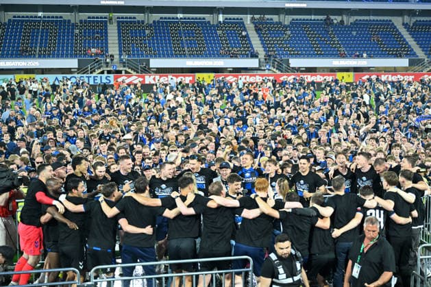 Paderborn, Home Deluxe Arena, 25 05 26, GER, Herren, Relegation, Saison 2025 2026, SC Paderborn 07 VfL Wolfsburg Bild Schlussjubel, Emotion, Freude bei den Spielern des SC Paderborn nach dem Aufstieg In Hintergrund das mit Fans überflutte Spielfeld DFL regulations prohibit any use of photographs as image sequences and or quasi video NRW Deutschland