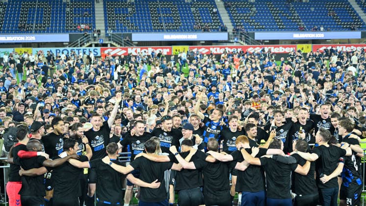 Paderborn, Home Deluxe Arena, 25 05 26, GER, Herren, Relegation, Saison 2025 2026, SC Paderborn 07 VfL Wolfsburg Bild Schlussjubel, Emotion, Freude bei den Spielern des SC Paderborn nach dem Aufstieg In Hintergrund das mit Fans überflutte Spielfeld DFL regulations prohibit any use of photographs as image sequences and or quasi video NRW Deutschland