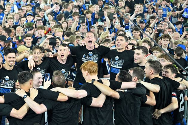 Paderborn, Home Deluxe Arena, 25 05 26, GER, Herren, Relegation, Saison 2025 2026, SC Paderborn 07 VfL Wolfsburg Bild Schlussjubel, Emotion, Freude bei den Spielern des SC Paderborn nach dem Aufstieg In Hintergrund das mit Fans überflutte Spielfeld DFL regulations prohibit any use of photographs as image sequences and or quasi video NRW Deutschland
