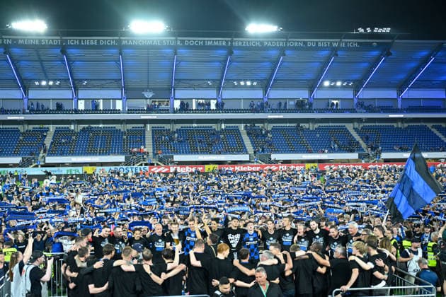 Paderborn, Home Deluxe Arena, 25 05 26, GER, Herren, Relegation, Saison 2025 2026, SC Paderborn 07 VfL Wolfsburg Bild Schlussjubel, Emotion, Freude bei den Spielern des SC Paderborn nach dem Aufstieg In Hintergrund das mit Fans überflutte Spielfeld DFL regulations prohibit any use of photographs as image sequences and or quasi video NRW Deutschland