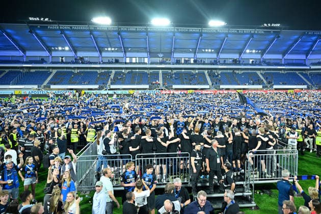 Paderborn, Home Deluxe Arena, 25.05.26, GER, Herren, Relegation, Saison 2025-2026, SC Paderborn 07 - VfL Wolfsburg Bild: Schlussjubel, Emotion, Freude bei den Spielern des SC Paderborn nach dem Aufstieg. Im Hintergrund das mit Fans überflutete Spielfeld DFL regulations prohibit any use of photographs as image sequences and or quasi-video. NRW Deutschland *** Paderborn, Home Deluxe Arena, 25 05 26, GER, Herren, Relegation, Saison 2025 2026, SC Paderborn 07 VfL Wolfsburg Bild Schlussjubel, Emotion, Freude bei den Spielern des SC Paderborn nach dem Aufstieg In Hintergrund das mit Fans überflutte Spielfeld DFL regulations prohibit any use of photographs as image sequences and or quasi video NRW Deutschland