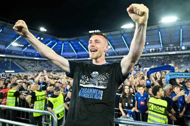 Paderborn, Home Deluxe Arena, 25 05 26, GER, Herren, Relegation, Saison 2025 2026, SC Paderborn 07 VfL Wolfsburg Bild Schlussjubel, Emotion, Freude bei Tjark SCHELLER Paderborn DFL regulations prohibit any use of photographs as image sequences and or quasi video NRW Germany