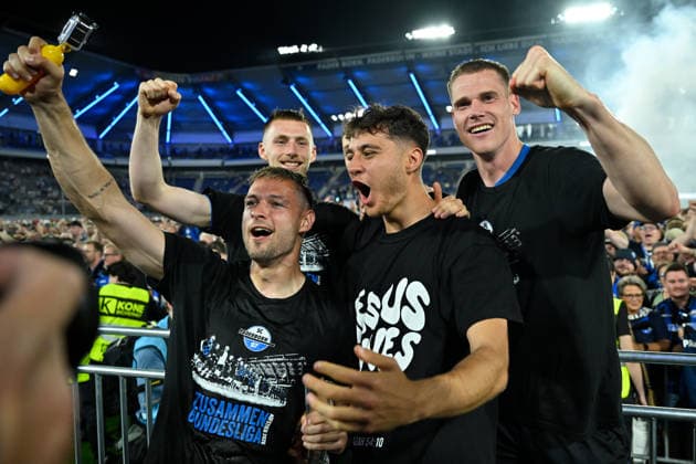 Paderborn, Home Deluxe Arena, 25 05 26, GER, Herren, Relegation, Saison 2025 2026, SC Paderborn 07 VfL Wolfsburg Bild Schlussjubel, Emotion, Freude bei den Spielern des SC Paderborn nach dem Aufstieg DFL regulations prohibit any use of photographs as image sequences and or quasi video NRW Deutschland