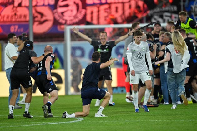 Paderborn, Home Deluxe Arena, 25 05 26, GER, Herren, Relegation, Saison 2025 2026, SC Paderborn 07 VfL Wolfsburg Bild Schlussjubel, Emotion, Freude bei v li Sven MICHEL Paderborn und Trainer Ralf KETTEMANN Paderborn nach dem Aufstieg Rechts Jesper LINDSTROEM Wolfsburg DFL regulations prohibit any use of photographs as image sequences and or quasi video NRW Deutschland