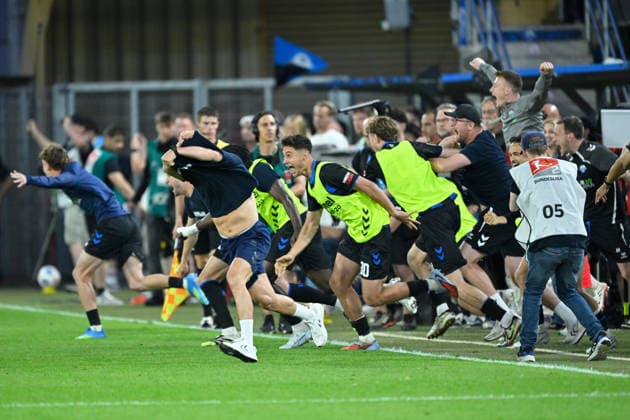 Paderborn, Home Deluxe Arena, 25 05 26, GER, Herren, Relegation, Saison 2025 2026, SC Paderborn 07 VfL Wolfsburg Bild Schlussjubel, Emotion, Freude bei Trainer Ralf KETTEMANN Paderborn DFL regulations prohibit any use of photographs as image sequences and or quasi video NRW Germany