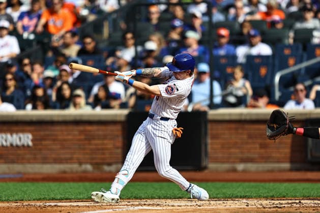 MLB, Baseball Herren, USA Cincinnati Reds Vs. New York Mets New York Mets player A.J. Ewing 9 singles during the second inning of a baseball game against the Cincinnati Reds at Citi Field in Corona, New York, on May 25, 2026. Flushing New York United States  Copyright: xGordonxDonovanx originalFilename:donovan-mlbcinci260525_npFtz.jpg