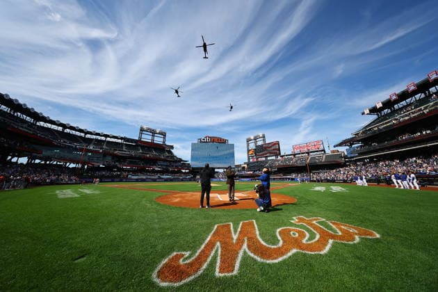 MLB, Baseball Herren, USA Cincinnati Reds Vs. New York Mets A military flyover takes place as players from the Cincinnati Reds and the New York Mets stand on the field after the playing of the National Anthem on Memorial Day at Citi Field in Corona, New York, on May 25, 2026. Flushing New York United States  Copyright: xGordonxDonovanx originalFilename:donovan-mlbcinci260525_np1eD.jpg