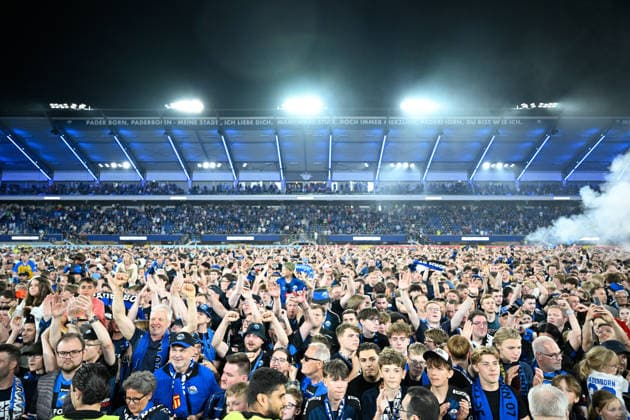 Paderborn, Home Deluxe Arena, 25.05.26, GER, Herren, Relegation, Saison 2025-2026, SC Paderborn 07 - VfL Wolfsburg Bild: Platzsturm der Fans des SC Paderborn nach dem Bundesliga-Aufstieg DFL regulations prohibit any use of photographs as image sequences and or quasi-video. NRW Deutschland *** Paderborn, Home Deluxe Arena, 25 05 26, GER, Herren, Relegation, Saison 2025 2026, SC Paderborn 07 VfL Wolfsburg Bild Platzsturm der Fans des SC Paderborn nach dem Bundesliga Aufstieg DFL regulations prohibit any use of photographs as image sequences and or quasi video NRW Germany
