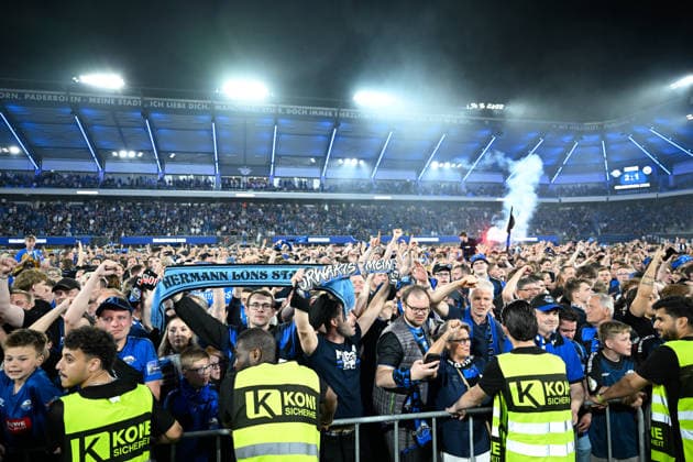 Paderborn, Home Deluxe Arena, 25 05 26, GER, Herren, Relegation, Saison 2025 2026, SC Paderborn 07 VfL Wolfsburg Bild Platzsturm der Fans des SC Paderborn nach dem Bundesliga Aufstieg DFL regulations prohibit any use of photographs as image sequences and or quasi video NRW Germany
