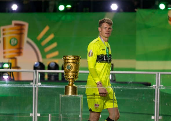 23.05.2026, Fussball DFB-Pokal 2025 2026, Finale, FC Bayern München - VfB Stuttgart, im Olympiastadion Berlin. Der FC Bayern München ist Pokalsieger 2026, dem VFB bleibt nur der zweite Platz, bei der Siegerehrung trottet Torwart Alexander Nübel (Stuttgart) traurig und enttäuscht an der DFB-Pokal-Trophäe vorbei. *** 23 05 2026, Football DFB Cup 2025 2026, Final, FC Bayern Munich VfB Stuttgart, at the Olympiastadion Berlin FC Bayern Munich is the 2026 cup winner, VFB only finishes second, at the award ceremony goalkeeper Alexander Nübel Stuttgart sadly and disappointedly trots past the DFB Cup trophy