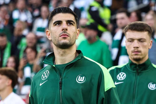 Konstantinos Koulierakis (VfL Wolfsburg,4) - Hinspiel Relegation 2026, 1. Fussball Bundesliga Saison 2025-2026 VfL Wolfsburg vs. SC Paderborn in der Volkswagen Arena in Wolfsburg - Aktion,Fussball,Deutschland,Mann,Männer,21.05.2026 *** Konstantinos Koulierakis VfL Wolfsburg,4 First leg relegation 2026, 1 Football Bundesliga season 2025 2026 VfL Wolfsburg vs SC Paderborn at the Volkswagen Arena in Wolfsburg Action,Football,Germany,Man,Men,21 05 2026