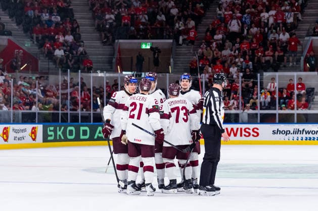 ZURICH, SWITZERLAND - MAY 26: Latvian team during their 5:0 goal of Miks Tumanovs (Latvia, 42) celebration during the Preliminary Round - Group A Match 51 between Hungary and Latvia at the IIHF Ice hockey, Eishockey World Championship, WM, Weltmeisterschaft 2026, Swiss Life Arena on May 26, 2026 in Zurich, Switzerland. Zurich Switzerland Copyright: xTimoxSteinx