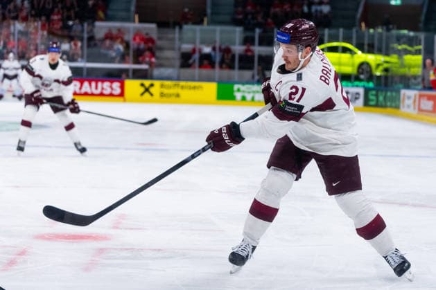 ZURICH, SWITZERLAND - MAY 26: Rudolfs Balcers (Latvia, 21) plays a pass during the Preliminary Round - Group A Match 51 between Hungary and Latvia at the IIHF Ice hockey, Eishockey World Championship, WM, Weltmeisterschaft 2026, Swiss Life Arena on May 26, 2026 in Zurich, Switzerland. Zurich Switzerland Copyright: xTimoxSteinx