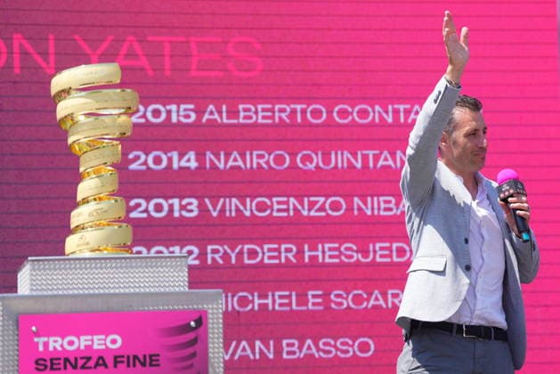 Vincenzo Nibali with the trophy (trofeo senza fine) during Stage 16 of the Giro dÕItalia from Bellinzona to Cari Swiss, Tuesday May 26, 2026  Copyright: xSpada LaPressex