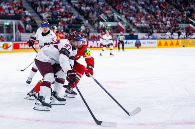 ZURICH, SWITZERLAND - MAY 26: Haralds Egle (Latvia, 97) in the battle for the puck with Tamas Sarpatki (Hungary, 88) during the Preliminary Round - Group A Match 51 between Hungary and Latvia at the IIHF Ice hockey, Eishockey World Championship, WM, Weltmeisterschaft 2026, Swiss Life Arena on May 26, 2026 in Zurich, Switzerland. Zurich Switzerland Copyright: xTimoxSteinx