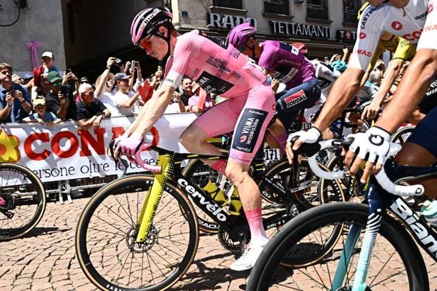 May 26, 2026, Bellinzona, ITALY: Danish rider Jonas Vingegaard Hansen .of Team Visma Lease A Bike wearing the overall leader s pink jersey, waiting on the start line of the 16th stage of the 109 Giro d Italia 2026, over 113 km from Bellinzona to Cari , Italy, 26 May 2026. ANSA LUCA ZENNARO. Giro D Italia Cycling Tour - Stage 16  - ZUMAa110 20260526_zaf_a110_002 Copyright: xLucaxZennarox