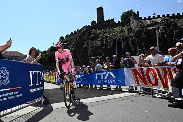 May 26, 2026, Bellinzona, ITALY: Danish rider Jonas Vingegaard Hansen .of Team Visma Lease A Bike wearing the overall leader s pink jersey, arrive to the start for the 16th stage of the 109 Giro d Italia 2026, over 113 km from Bellinzona to Cari , Italy, 26 May 2026. ANSA LUCA ZENNARO. Giro D Italia Cycling Tour - Stage 16  - ZUMAa110 20260526_zaf_a110_007 Copyright: xLucaxZennarox