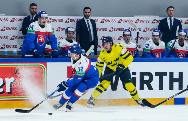 260526 Samuel Knazko of Slovakia and Linus Karlsson of Sweden during the 2026 IIHF Ice Hockey World Championship match between Sweden and Slovakia on May 26, 2026 in Fribourg Photo Jesper Zerman BILDBYRAN kod JZ JZ0730 ishockey ice hockey ishockey vm 2026 vm 2026 iihf world championship sverige sweden slovakien slovakia bbeng  Copyright: JESPERxZERMAN BB260526JZ035