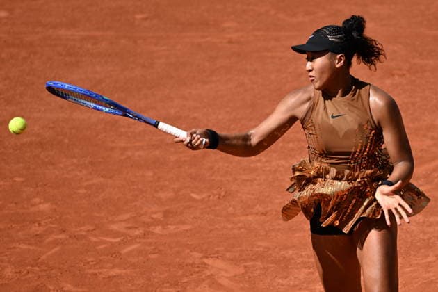 2026 French Open - Day 3 PARIS, FRANCE - MAY 26: Naomi Osaka of Japan in action against Laura Siegemund (not seen) of Germany during the Women s Singles first round match during Day Three of the 2026 French Open at Roland Garros on May 26, 2026 in Paris, France. Burak Akbulut Anadolu Paris France. Editorial use only. Please get in touch for any other usage.  Copyright: x2026xAnadoluxBurakxAkbulutx