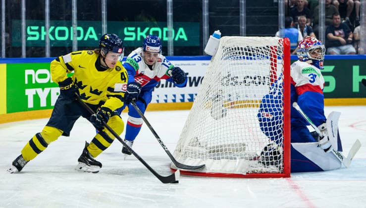 260526 Ivar Stenberg of Sweden and Frantisek Gajdos of Slovakia during the 2026 IIHF Ice Hockey World Championship match between Sweden and Slovakia on May 26, 2026 in Fribourg Photo Jesper Zerman BILDBYRAN kod JZ JZ0730 ishockey ice hockey ishockey vm 2026 vm 2026 iihf world championship sverige sweden slovakien slovakia bbeng  Copyright: JESPERxZERMAN BB260526JZ036