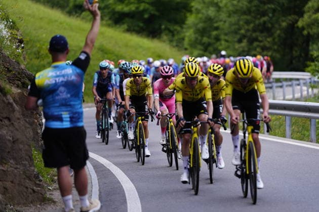 The pack rides during Stage 16 of the Giro d™Italia from Bellinzona to Cari Swiss, Tuesday May 26, 2026  Copyright: xFabioxFerrarii LaPressex