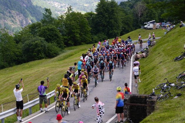 The pack rides during Stage 16 of the Giro d™Italia from Bellinzona to Cari Swiss, Tuesday May 26, 2026  Copyright: xFabioxFerrarii LaPressex