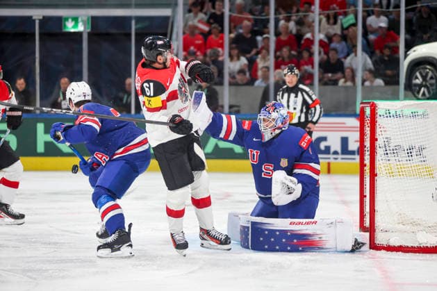 Ice hockey, Eishockey - IIHF WC 2026 ZURICH,SWITZERLAND,26.MAY.26 - ICE HOCKEY - IIHF Ice Hockey World Championship, WM, Weltmeisterschaft 2026, group stage, USA vs Austria. Image shows Simeon SChwinger (AUT) and Devin Cooley (USA).  GEPAxpictures xMaticxKlansek