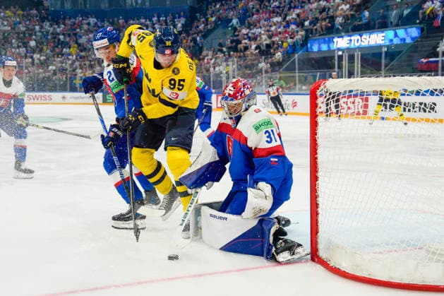 FRIBOURG, SWITZERLAND MAY 26 Jacob de la Rose of Sweden against goalkeeper Samuel Hlavaj of Slovakia R during the 2026 IIHF Ice Hockey World Championship Switzerland game between Sweden and Slovakia at BCF Arena on May 26, 2026 in Fribourg, Fribourg Fribourg BCF Arena Fribourg Switzerland Copyright: xJustPictures.ch JarixPestelaccix jp-en-EuSpIm-JP6_JAR_Sweden_Slovakia_26May2026_00012