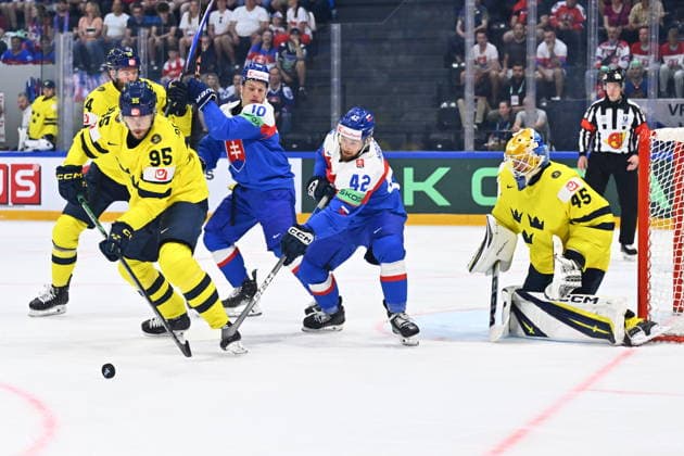 From left Jacob de la Rose of Sweden, Aurel Naus of Slovakia and goalkeeper Magnus Hellberg of Sweden in action during the IIHF World Championship, WM, Weltmeisterschaft Group B match Sweden vs Slovakia on May 26, 2026, Fribourg, Switzerland. (CTKxPhoto RadekxPetrasek) CTKPhotoP2026052606387  CTKPhotoP2026052606387