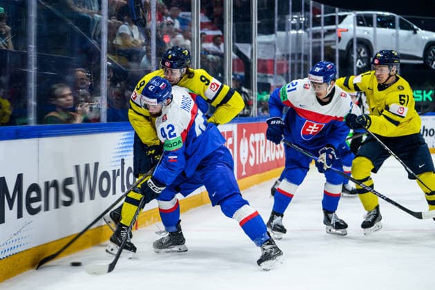 260526 Linus Karlsson and Emil Heineman against Aurel Naus and Sebastian Cederle of Slovakia during the 2026 IIHF Ice Hockey World Championship match between Sweden and Slovakia on May 26, 2026 in Fribourg Photo Jesper Zerman BILDBYRAN kod JZ JZ0730 ishockey ice hockey ishockey vm 2026 vm 2026 iihf world championship sverige sweden slovakien slovakia bbeng  Copyright: JESPERxZERMAN BB260526JZ045